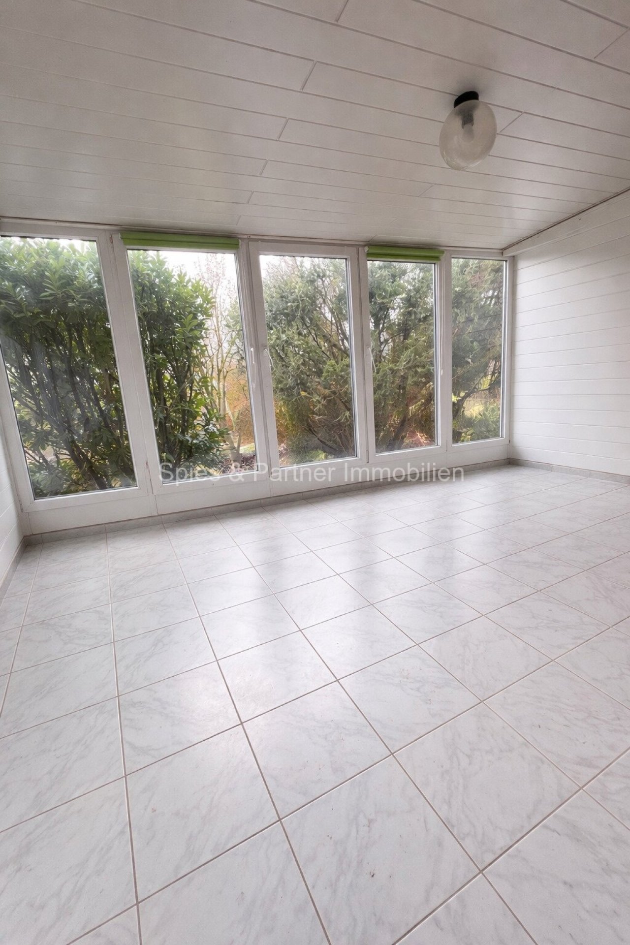 Wintergarten (Bild wurde mittels KI erstellt, Originalraum ähnelt der Dargestellt)