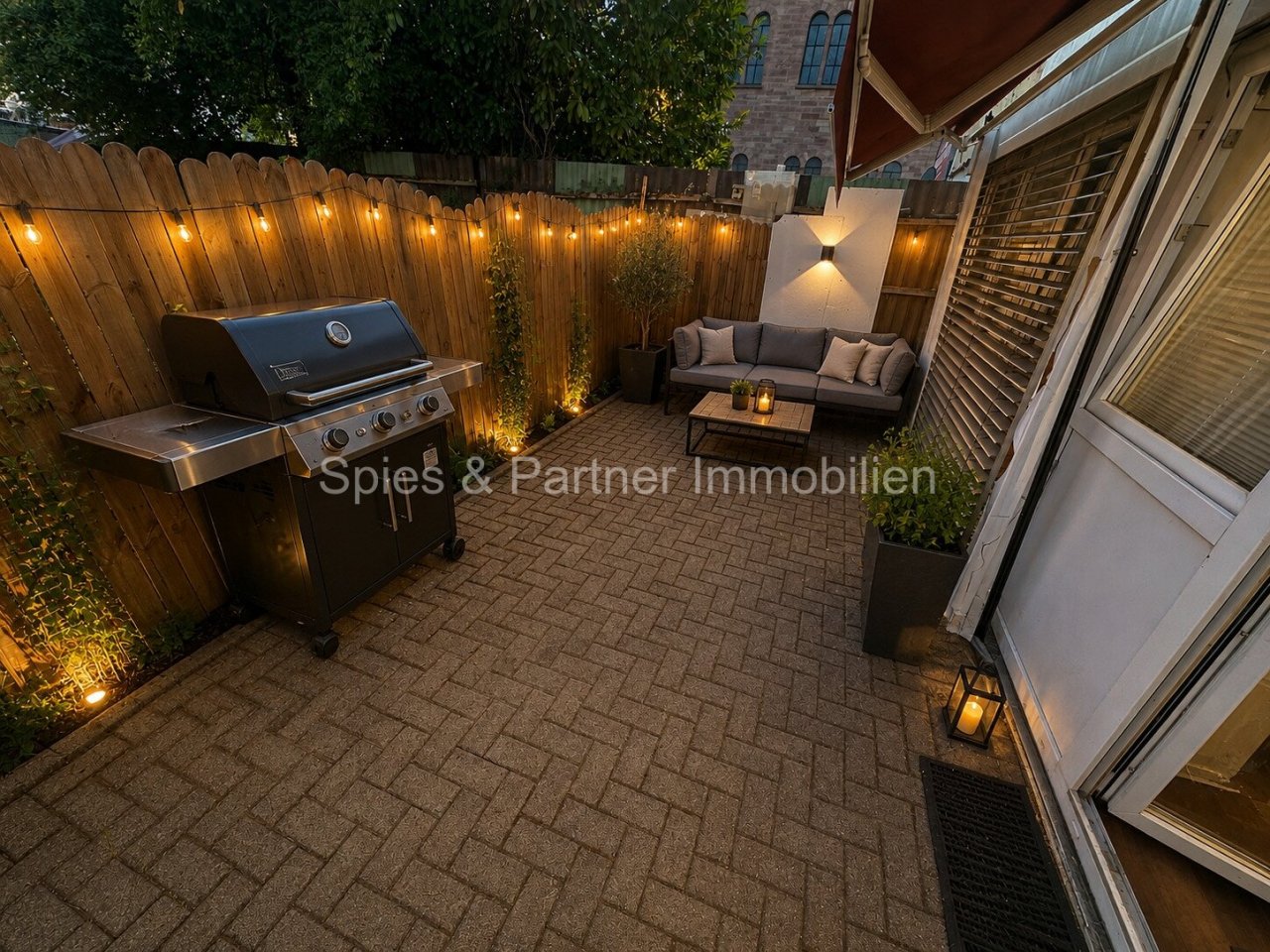 Terrasse des Ladenlokals (mit Ki retuschiert) Terrasse des Ladenlokals (mit Ki retuschiert)